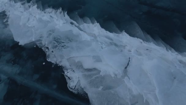 Grandes bloques de grietas de hielo cerca de la península de Holy Nose . — Vídeos de Stock