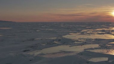Kutsal burnu Yarımadası gün batımında.