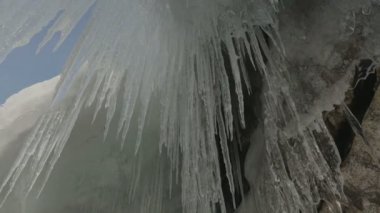 Kayaların üzerinde büyük buz sarkıtları.