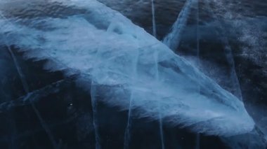 Şeffaf buz çatlaklar.