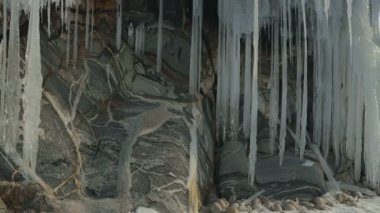 Kayaların üzerinde büyük buz sarkıtları.