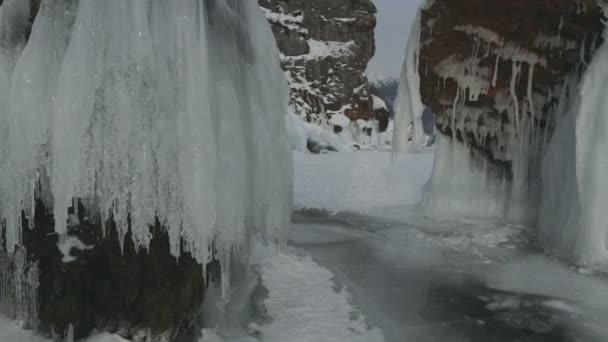 岩の上に巨大な氷柱. — ストック動画