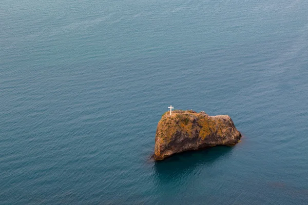 Cruz na rocha de São Jorge perto da capa Fiolent . — Fotografia de Stock