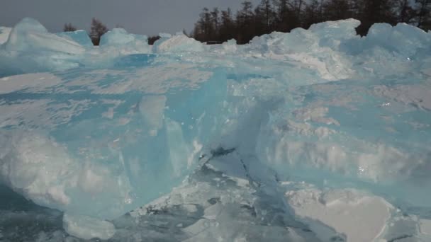 Згустки блакитного льоду на снігу . — стокове відео