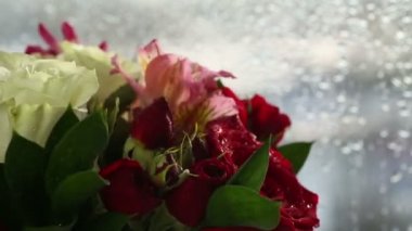 Güzel buket gül, Iris ve hızlı bir şekilde döndürme alstroemeria.