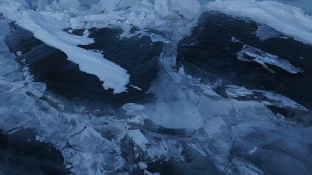 Grandes bloques de grietas de hielo cerca de la península de Holy Nose . — Vídeos de Stock