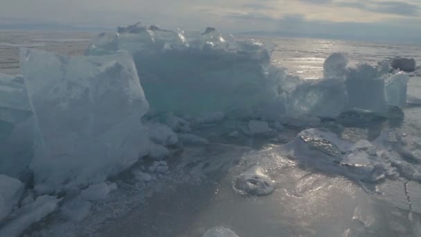 Grands blocs de fissure de glace près de la péninsule Saint-Nez . — Video