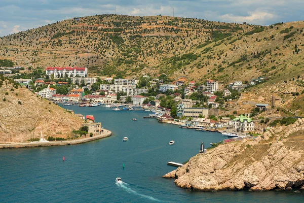 Balaklava es popular centro turístico de Crimea. Bahía antigua base submarina. — Foto de Stock