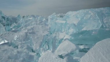 Kar üzerinde blue Ice kümeleri.