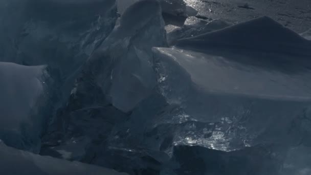 D'énormes blocs de glace . — Video