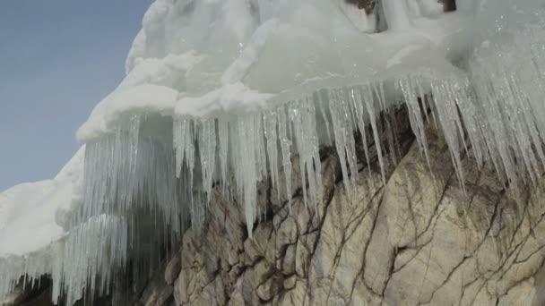 Enorme ijspegels op rotsen. — Stockvideo