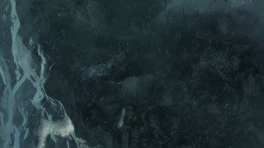 Şeffaf buz çatlaklar.