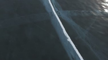 Şeffaf buz çatlaklar.