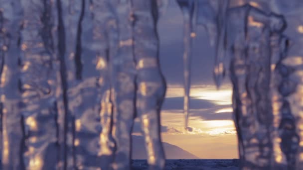 Ställa in solen reflekteras i istappar. Fotografer i solnedgången. — Stockvideo