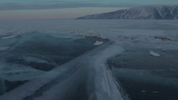 Große Eisblöcke in der Nähe der Halbinsel Heilige Nase. — Stockvideo