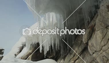 Kayaların üzerinde büyük buz sarkıtları.