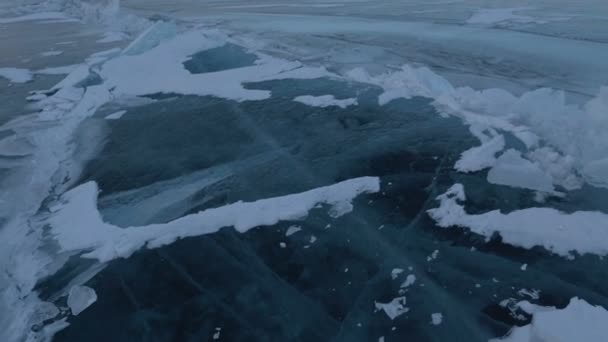 Grandi blocchi di crepa di ghiaccio vicino alla penisola del Naso Santo . — Video Stock