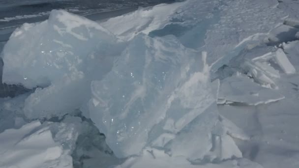 Grandi blocchi di crepa di ghiaccio vicino alla penisola del Naso Santo . — Video Stock
