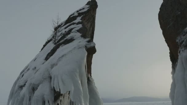 Rock in de buurt van eiland Lohmaty. — Stockvideo