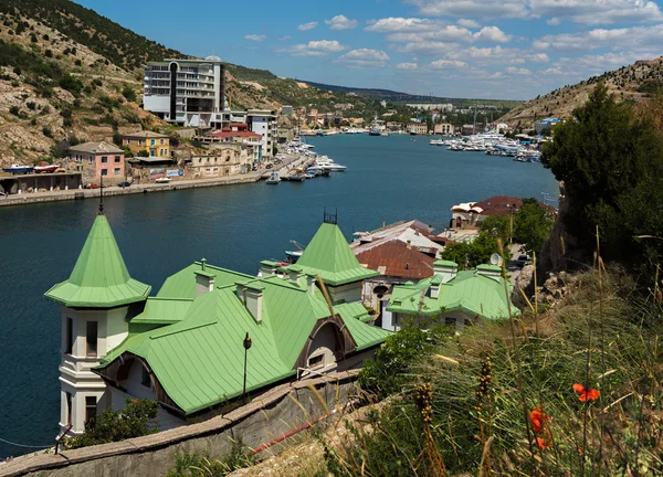 Balaklava es popular centro turístico de Crimea. Bahía antigua base submarina. — Foto de Stock