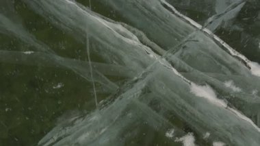 Şeffaf buz çatlaklar.