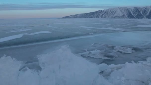 Große Eisblöcke in der Nähe der Halbinsel Heilige Nase. — Stockvideo