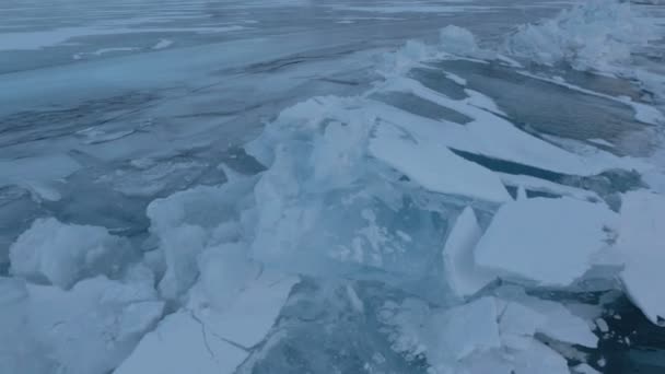 Grandi blocchi di crepa di ghiaccio vicino alla penisola del Naso Santo . — Video Stock