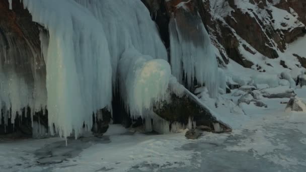 D'énormes glaçons sur les rochers . — Video