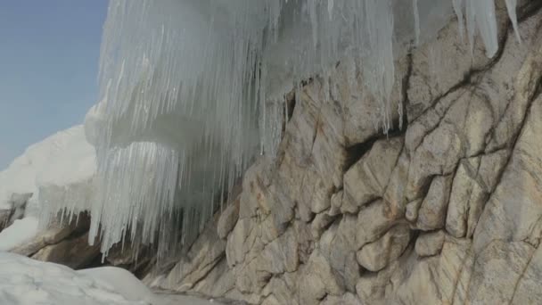 D'énormes glaçons sur les rochers . — Video