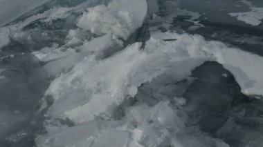 Büyük bloklar halinde buz çatlamak