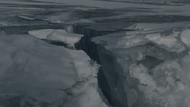 Μεγάλα τμήματα του πάγου ρωγμή κοντά χερσόνησο Άγιο μύτη. — Αρχείο Βίντεο