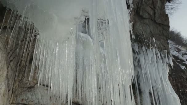 Huge icicles on rocks. — Stock Video