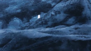 Şeffaf buz çatlaklar.