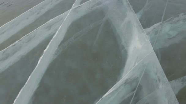 Risse im transparenten Eis. — Stockvideo