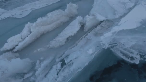 Große Eisblöcke in der Nähe der Halbinsel Heilige Nase. — Stockvideo