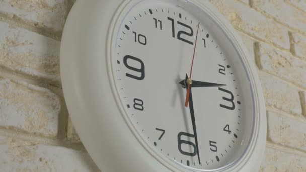 Temps deux heures trente minutes. Timelapse. Horloge ronde blanche suspendue au mur de briques . — Video