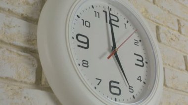 Zaman beş saat. Timelapse. Tuğla duvara asılı yuvarlak beyaz saat.