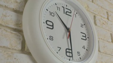 Saati on saat 30 dakika. Timelapse. Tuğla duvara asılı yuvarlak beyaz saat.