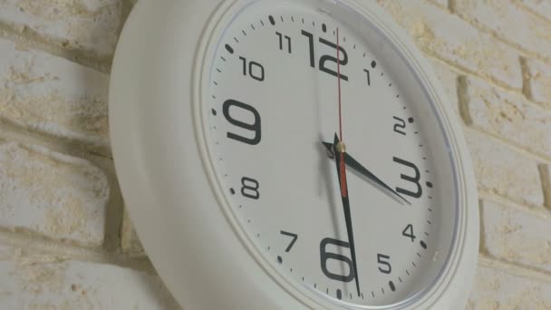 Temps trois heures trente minutes. Timelapse. Horloge ronde blanche suspendue au mur de briques . — Video