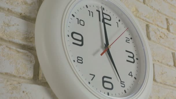 Temps cinq heures. Timelapse. Horloge ronde blanche suspendue au mur de briques . — Video