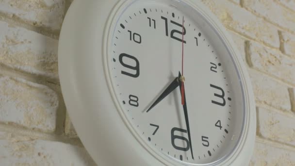 Tid sju timmar 30 minuter. Timelapse. Rund vit klocka hängande på vägg. — Stockvideo