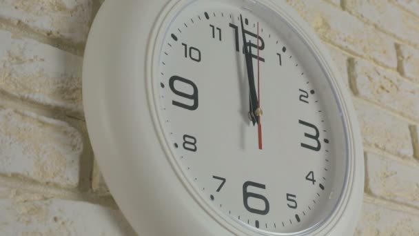 Temps douze heures. Timelapse. Horloge ronde blanche suspendue au mur de briques . — Video