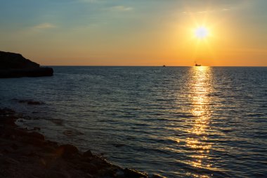Güzel yansıma ışınlarının güneş Karadeniz içinde ayarlama.