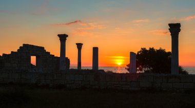 Antik Yunan bazilikası ve Chersonesus Taurica 'daki mermer sütunlar günbatımı arka planında. Sivastopol, Kırım