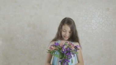 Güzel kız bağışlanan buket ve dağılım çiçekler sevinir.