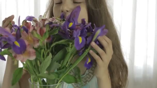 Beautiful girl enjoys bestowed bouquet of flowers. — Stock Video