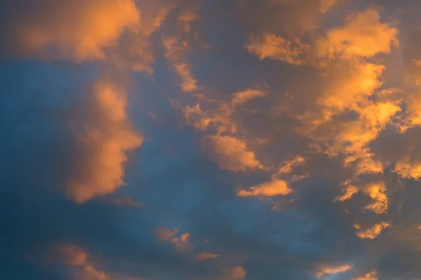 Красиві хмари освітлені встановленням сонця в небі — стокове фото
