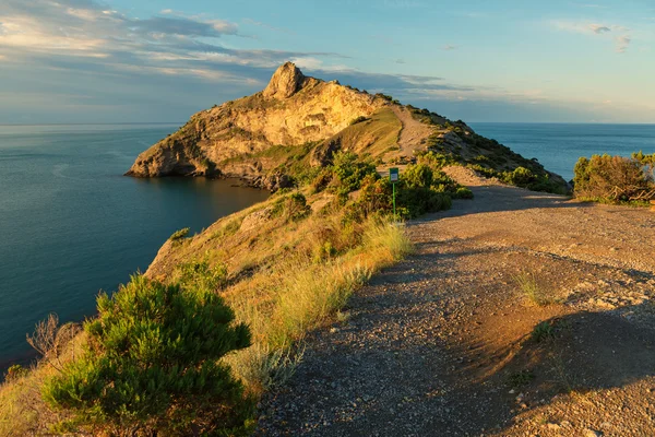 Hermoso Cabo Kapchik en el Mar Negro iluminado sol naciente. Crimea . — Foto de Stock