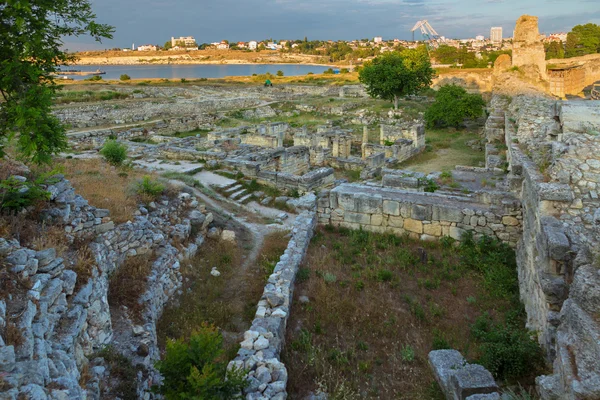 Древние руины Херсонес Таврический в лучах заходящего солнца . — стоковое фото