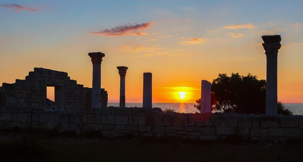 Basilique grecque antique et colonnes de marbre à Chersonesus Taurica sur le fond du coucher du soleil . — Photo